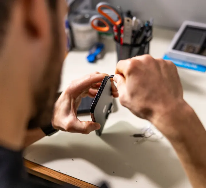 Técnico realizando reparo de celular em Curitiba