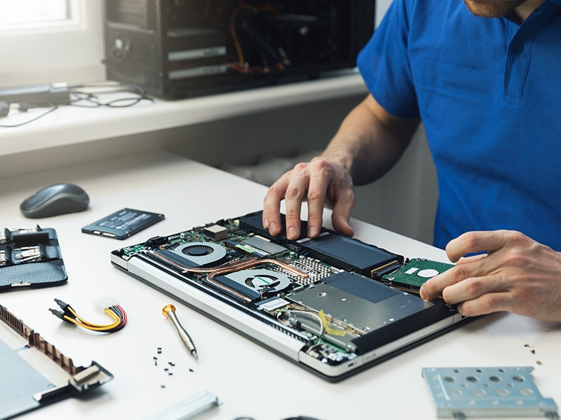 Técnico realizando manutenção em computador em Curitiba